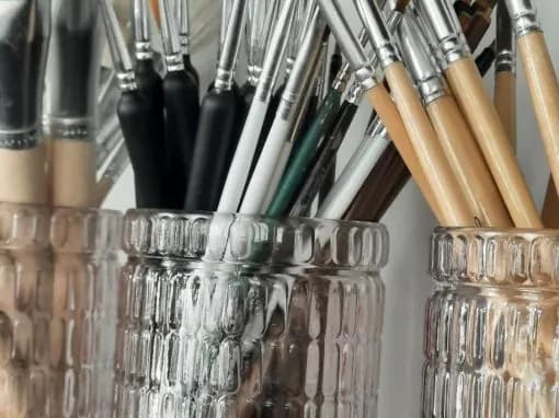 Pinsel und Werkzeug in der Werkstatt